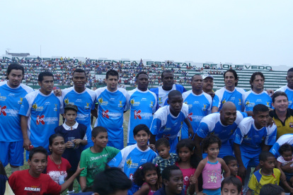 Kaviedes y Eduardo "El Tanque" Hurtado en uno de los partidos benéficos de exfutbolistas en los que coincidieron.