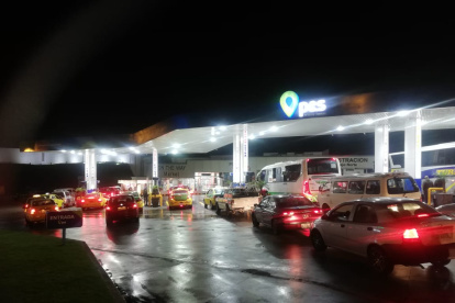 Siutación. Las gasolineras registraron largas filas a partir de las 19:30.