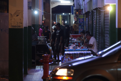 La limpieza se hace a medias.- Al coronavirus no lo detiene el pánico, sí la limpieza; y en Guayaquil es a medias. En los comedores informales se come sin ninguna inquietud. En la Iglesia católica el intercambio de la Paz, se da la mano, besos y abrazos. Y la hostia aún se da en la boca.