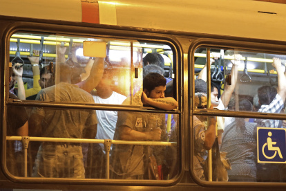Usuarios de la Metrovía se ven obligados a tomar sus propias medidas.