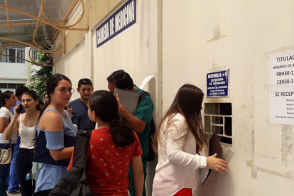 El lunes pasado, cientos de estudiantes de Medicina reclamaron, en las ventamillas de la facultad, por la falta de tutores.