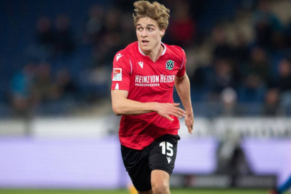 Timo Hübers, juega como defensa del Hannover 96, equipo de la segunda división de Bundesliga alemana.