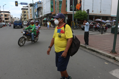 Los habitantes de Babahoyo toman precauciones como el uso de mascarillas.