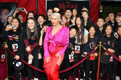 La premiere en la que asistió Aguilera se desarrolló en el teatro Dolby de Los Ángeles, California. 

== FOR NEWSPAPERS, INTERNET, TELCOS & TELEVISION USE ONLY ==

 US-PREMIERE-OF-DISNEY"S-"MULAN"---RED-CARPET