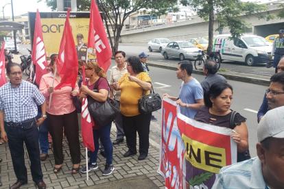 Un grupo de maestros protestó hoy en los exteriores de la Dirección Regional de la Contraloría General del Estado en Guayaquil.