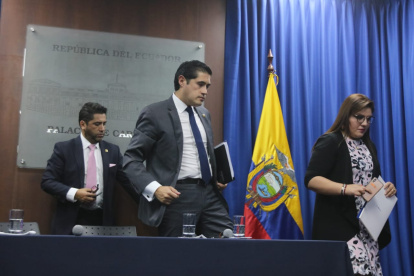 Ayer en la noche, el ministro Martínez explicó las medidas económicas junto a otros ministros y autoridades.