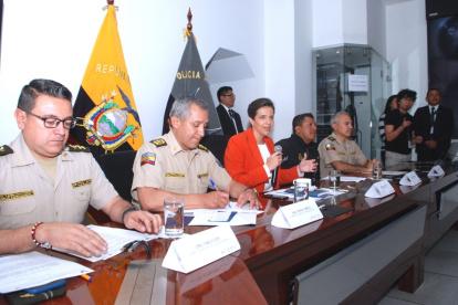 La ministra de Gobierno María Paula Romo, el comandante de Policía Patricio Carrillo y otras autoridades, anunciaron los resultados del operativo.