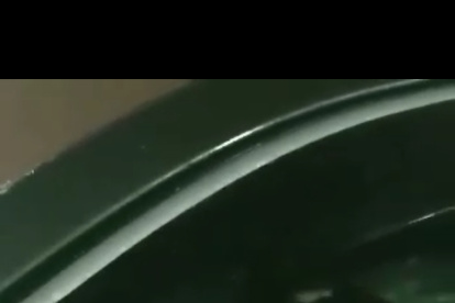 Una bebé es dejada sola al interior de un carro