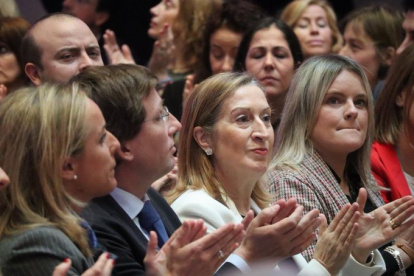 La vicepresidenta segunda del Congreso español, Ana Pastor, dio positivo para coronavirus. En la foto, en un evento por el Día de la Mujer.