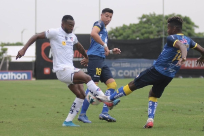 Pedro Pablo Perlaza (i) enfrenta un problema por demanda de alimentos.