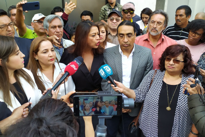 La prefecta de Pichincha, Paola Pabón, y Virgilio Hernández llegaron junto a otros militantes de la revolución ciudadana a la Contraloría.
