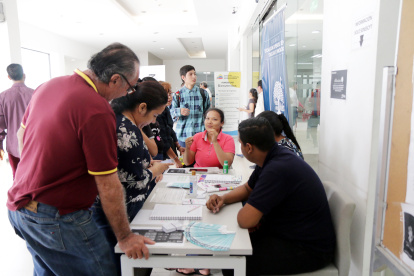 Bachilleres y padres acuden a la Senescyt porque no pueden verificar su puntaje de postulación, debido a que la plataforma presenta intermitencia.

PERIODISTA : MARTHA TORRES 

FECHA : 11/03/2020 

Agencia (ag-extra)