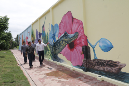 Arte. El mural permanecerá iluminado en las noches, mide 35 metros de extensión y 5 de altura.