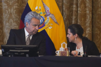 El presidente Lenín Moreno conversar con la ministra de Gobierno, María Paula Romo.