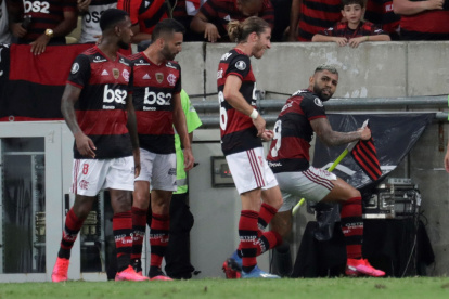 Gabigol (d) festeja con sus compañeros el segundo tanto, tras un penal.