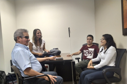 Un grupo de personas recibe capacitación sobre inteligencia emocional en la Fundación Siete.