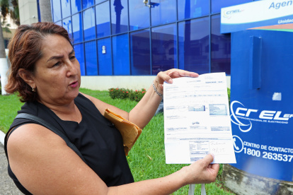 Reclamos. Los usuarios llegaron ayer hasta la agencia de La Garzota a preguntar sobre el reclamo que hicieron hace varias semanas.