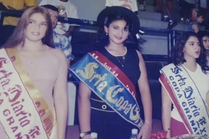 La actriz luce la banda de Señorita Diario Expreso en una foto del recuerdo, durante un evento en el Coliseo Granasa.
