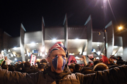 Los hinchas se podrían quedar sin fútbol durante aproximadamente un mes si el martes se confirma la emergencia en el fútbol europeo.