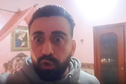 Captura del video grabado por el actor Luca Franzese, en el que denuncia que lleva 36 horas con el cadáver de su hermana.