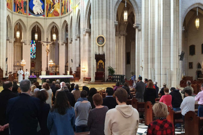 Se suspende temporalmente el rito temporal de dar la paz mientras dure la emergencia sanitaria.