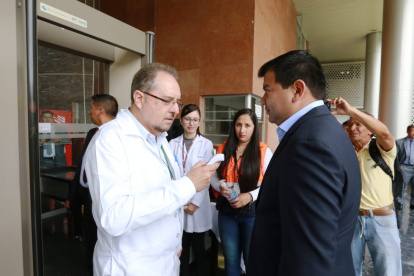 En entidades públicas, como la Asamblea Nacional, se hacen controles médicos al ingreso.