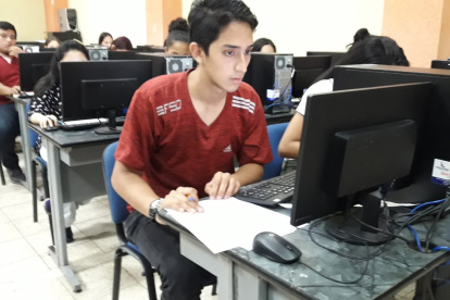 Elija las carreras de su interés, verifique la institución carrera, cantón jornada y puntaje referencial.