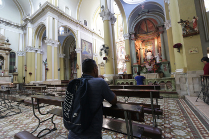 En las primeras horas de la mañana de este jueves 12 de marzo, las personas asistieron a la iglesia a rezar por la pandemia de coronavirus.