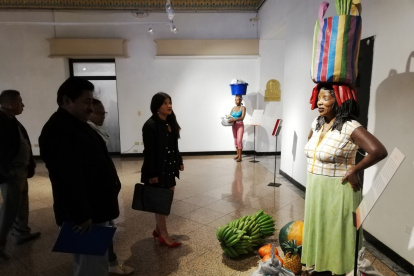 Arte. Los visitantes observan a la mujer afrochoteña con varios frutos que venden en los mercados, como el verde, zapallo, entre otros productos.