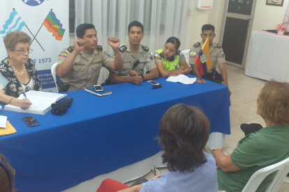 Cita. Los moradores expusieron su malestar a los gendarmes.