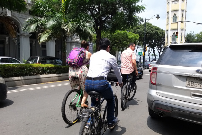 Realidad. Algunos ciclistas sortean el paso entre vehículos, por falta de ciclovías.