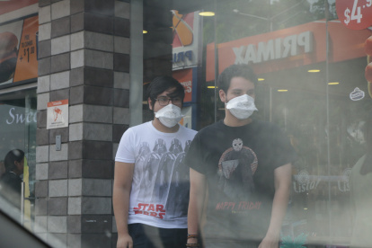 Jóvenes caminan por el centro de Guayaquil, usando mascarillas por el coronavirus.

PERIODISTA : LINA ZAMBRANO  

FECHA : 12/03/2020 

Agencia (ag-extra)