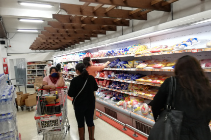 2. Supermercados. La ciudadanía volvió a sobrerreaccionar a las medidas de prevención y acudió en masa a las tiendas para comprar comida. Los locales comunicaron que tienen suministros garantizados y no hay necesidad de abastecerse.