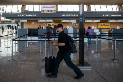 Pocos pasajeros recorren el Aeropuerto Internacional de Dulles, Virginia, Estados Unidos.