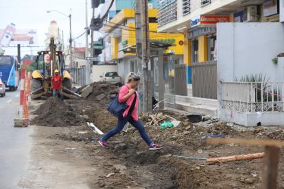 Lodo y tierra por trabajos de regeneración aquejan a los vecinos de la Kennedy.