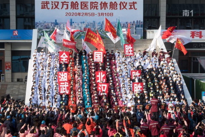 Manteniendo sus protecciones, los ciudadanos decidieron festejar la reducción de casos.