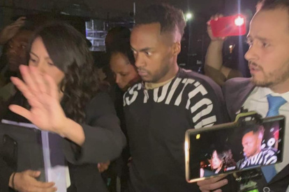 Renato Ibarra saliendo del lugar de detención.