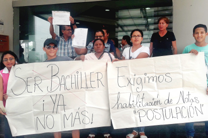 Un grupo de estudiantes del colegio fiscal Teniente Hugo Ortiz realizaron un plantón en los bajos de la Subsecretaría de Educación Zona 8, para exigir que suban al sistema sus notas de grado.