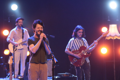 Los violines, guitarras y batería se fusionaron a la perfección para reversionar los éxitos de la banda quiteña.