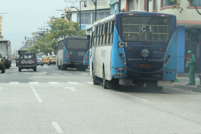 RECORRIDO POR LA CIUDAD LA FALTA QUE HACE TENER ARBOLES POR EL FUERTE CALOR QUE HAY,BUSES QUE CONTAMINA CON EL SMOG DEL MOTOR 16 DE ENERO DEL 2020  GUAYAQUIL-ECUADOR