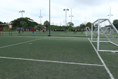 Vacías. Varias de las canchas de fútbol estaban sin ser utilizadas en el parque Samanes.