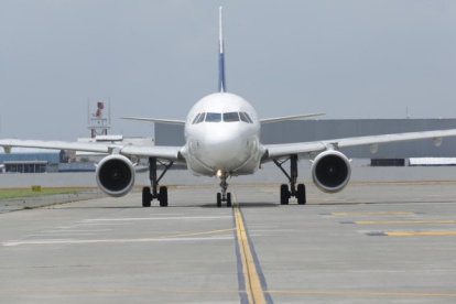 El arribo de vuelos internacionales se restringe desde la media noche de este domingo.