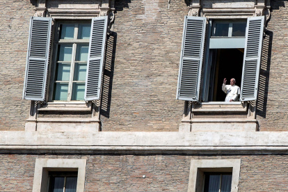 Tras rezar el Angelus dominical, el PapaFrancisco se asomó a la ventana e impartió la bendición a la Plaza de San Pedro completamente vacía.