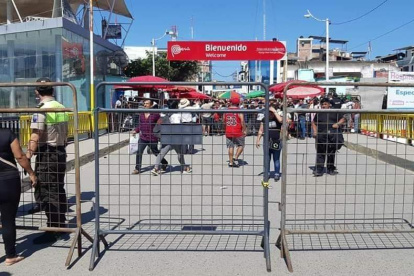 El Puente Internacional de Huaquillas fue cerrado esta mañana por militares.