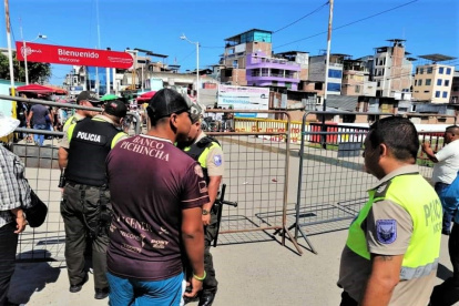 La policía también se unió a los militares para asegurar que no haya flujo de personas