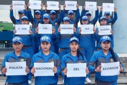 Mujeres de la Policía de Ecuador se unen a la campaña #QuédateEnCasa