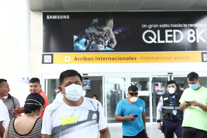 Uno de los guardias de seguridad del aeropuerto controla el ingreso de personas a la terminal.
