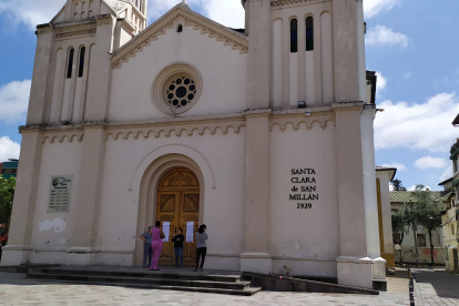 Varias feligreses llegaron ayer a las iglesias y se encontraron con el anuncio de suspensión de todas las actividades religiosas.