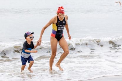 Elizabeth Bravo se encuentra en Australia tras participar en una parada de la Copa del Mundo. Le acompañan su esposo y entrenador Francisco Tirado, y su hijo Juan Francisco.