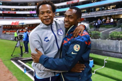 Renato Ibarra (d), junto a su hermano Romario, que milita en el Pachuca mexicano.